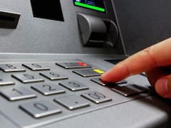 De entregar billetes a dispenser de dólares y a centro de servicios, el cajero cumple 40 años