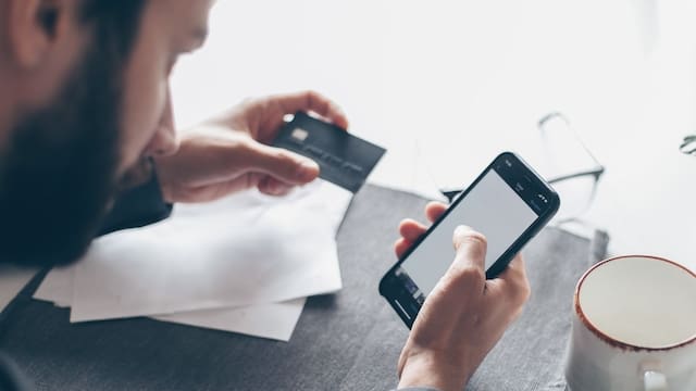 Billeteras vs. bancos: las verdades detrás de la batalla campal por el pago de sueldos