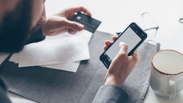 Billeteras vs. bancos: las verdades detrás de la batalla campal por el pago de sueldos