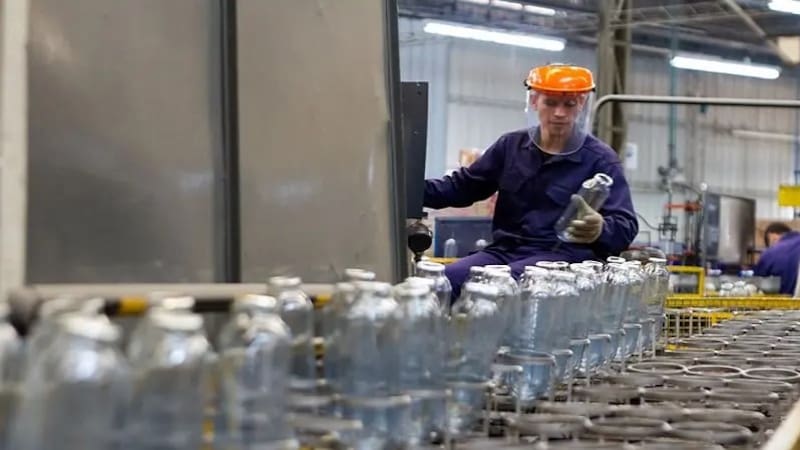 Lumilagro produce más de 3 millones de termos por año en su planta en Tortuguitas.