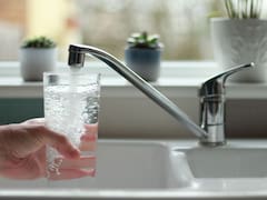 Un experto confirma que las lluvias intensas alteran el sabor del agua del grifo: ¿es seguro beberla?