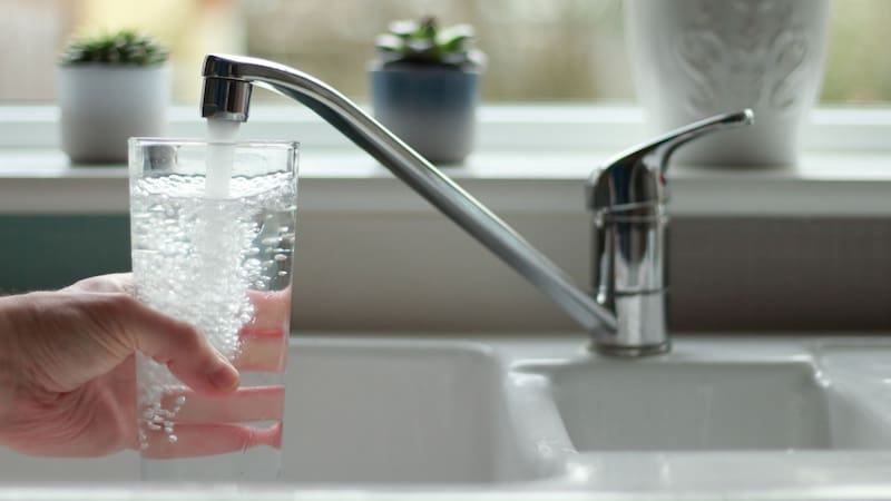 El agua de la red pública pasa por procesos de tratamiento y controles sanitarios antes de llegar a los hogares.