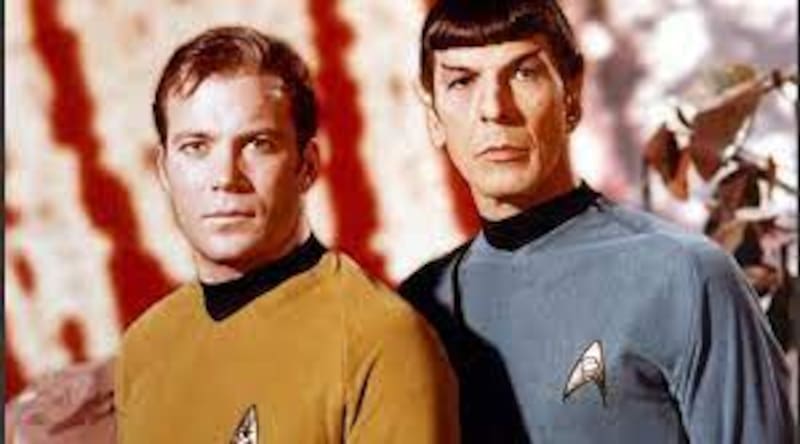 Shatner junto a Leonard Nimoy, el señor Spock, en Star Trek.
