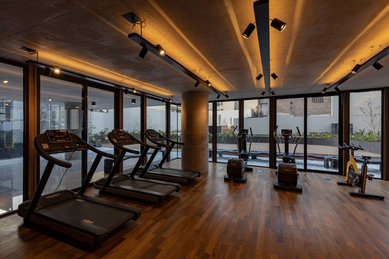 Los amenities del edificio de Azcuy van desde gym, sauna hasta una pileta de 17 metros de largo