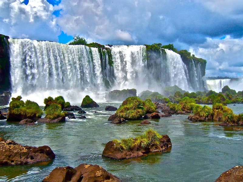 En Puerto Iguazú se encuentran las Cataratas del Iguazú, una de las maravillas del mundo actual