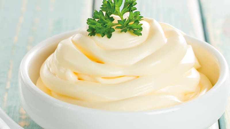 La mayonesa es una mezcla de yema de huevo, vinagre y aceite. Fuente: archivo.