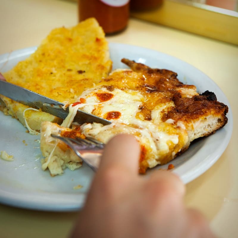 La pizza de mozzarella con faina es un clásico entre los comensales de Güerrín.