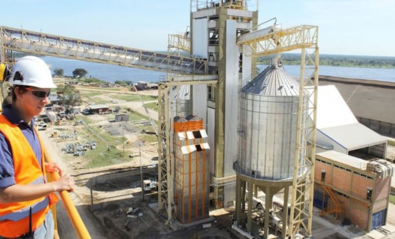 Más dólares y menos recaudación. Para cumplir con compromisos en el exterior, la importación de soja de Paraguay y Brasil alcanzó un récord de 5 millones de toneladas