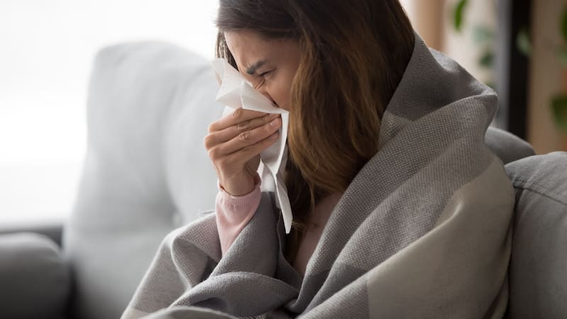 El virus de la influenza se transmite de una persona enferma a una sana.