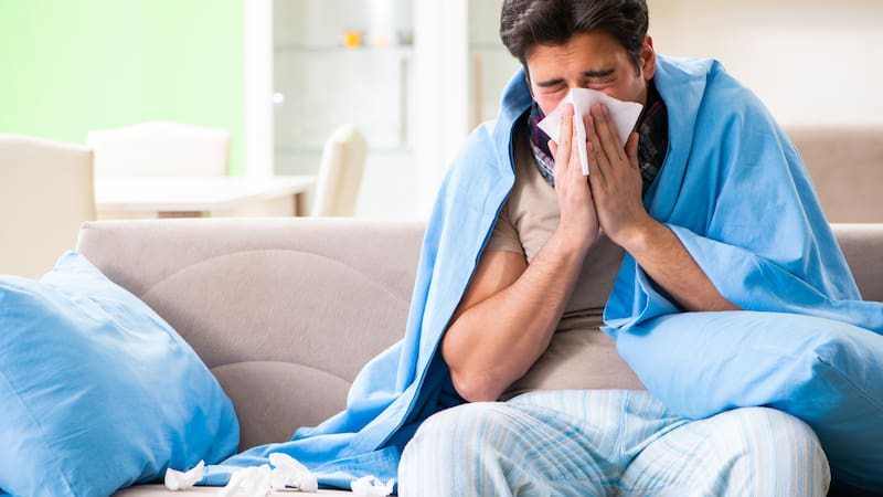Los síntomas de la gripe aparecen de forma repentina e incluyen fiebre alta, escalofríos y dolores corporales.