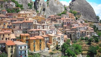 Es oficial | Italia vende casas por 1 euro y miles de extranjeros ya analizan mudarse a estos pueblos