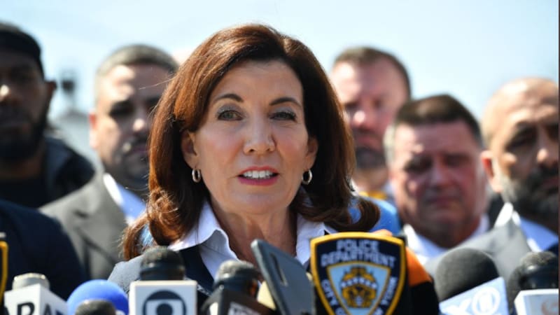La gobernadora de Nueva York, Kathy Hochul, dijo que el agresor sigue prófugo y es peligroso - Bloomberg