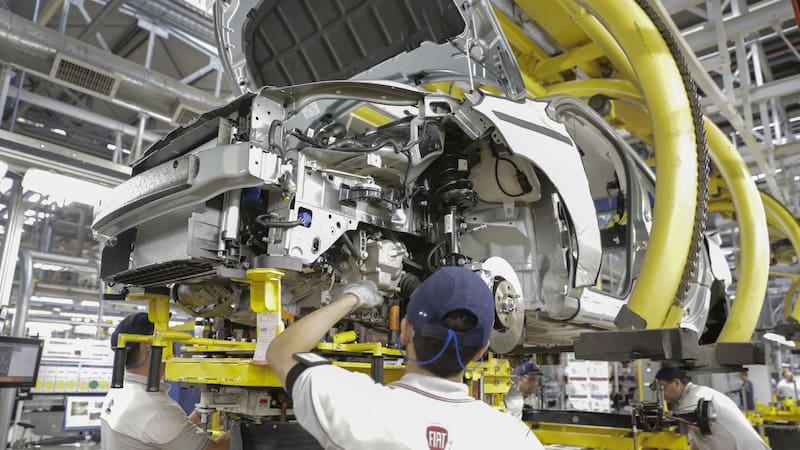 México, ¿cómo vamos? señala que cada mes se deben generar en México 100 mil empleos para cubrir la demanda de los jóvenes que se integran cada año a la actividad laboral.