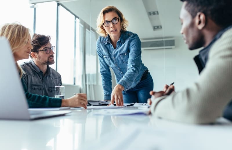 Resulta fundamental integrar en los directorios a profesionales nativos digitales y combinar su mirada con la trayectoria de otros miembros en este contexto desafiante, constantemente en transición. (Fuente: Archivo)