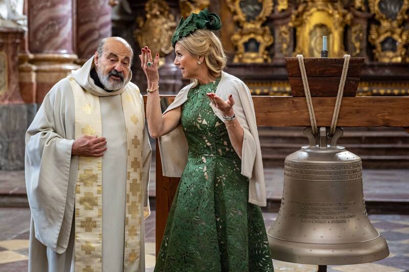 La reina Máxima de los Países Bajos presentó una campana hecha con armar rusas utilizadas en Ucrania(Fuente: EFE / EPA / Martin Divisek)