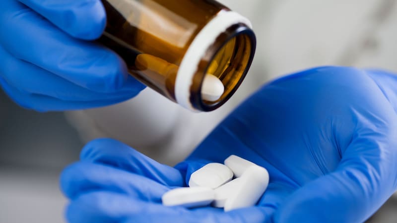 Mariano Giménez, farmacéutico, explicó por qué una dosis mayor de ibuprofeno no siempre significa mayor alivio del dolor y advirtió sobre los posibles efectos adversos asociados al consumo de 600 mg. (Fuente: Shutterstock)