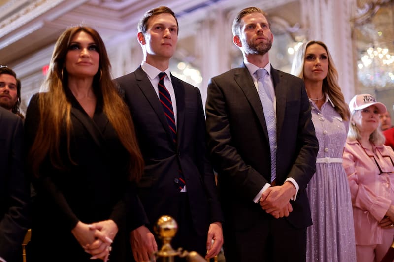 Los miembros de la familia del presidente estadounidense Donald Trump, incluida la novia de su hijo Donald Trump Jr, Kimberly Guilfoyle, su yerno Jared Kushner, su hijo Eric y la esposa de Eric, Lara.