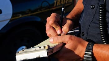 Pocos lo saben: la única situación en la que obligatoriamente hay que desobedecer semáforos y señales de tránsito, y no es una infracción