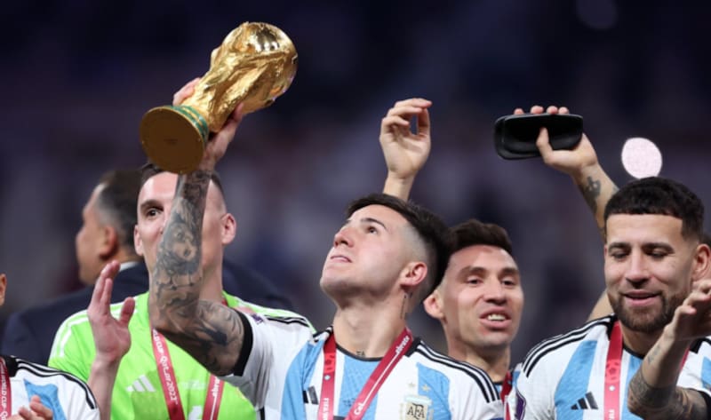 Enzo Fernández levanta la Copa del Mundo obtenida por la Selección argentina en Qatar.