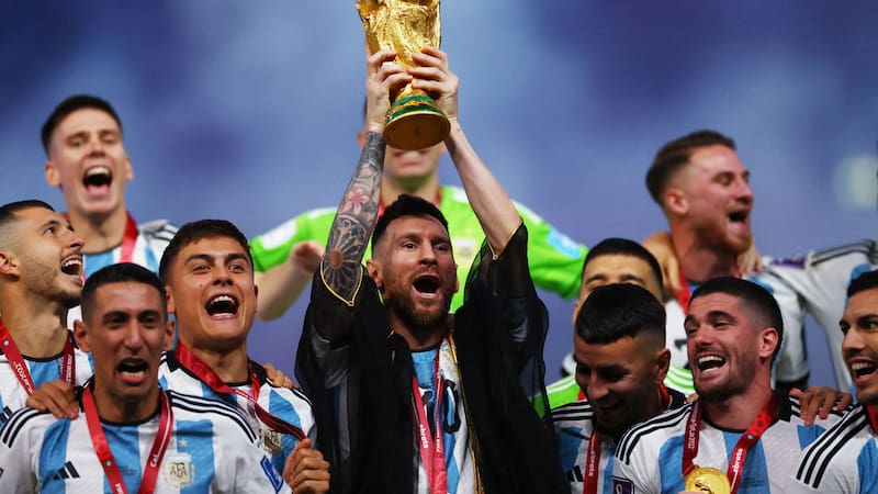 Messi levanta la Copa del Mundo ganada por la Selección argentina en Qatar en diciembre.