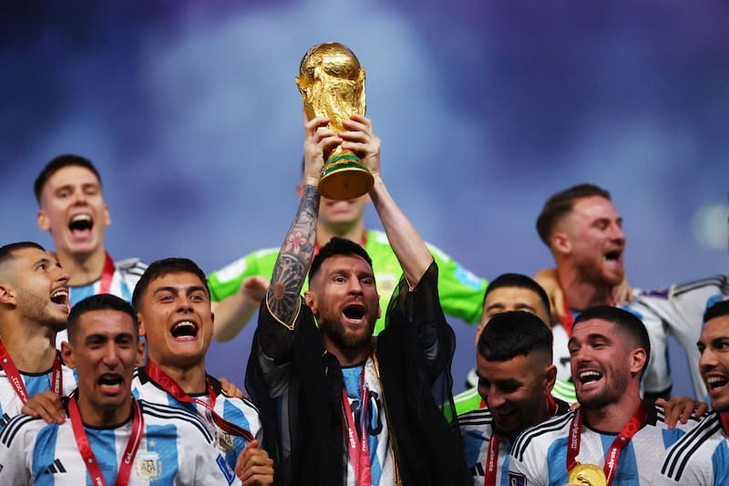 Messi levanta la Copa del Mundo ganada por la Selección argentina en Qatar en diciembre.