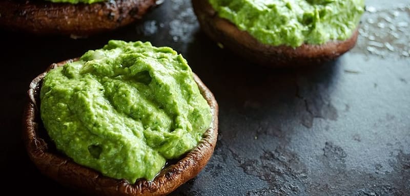 Portobello relleno de palta.