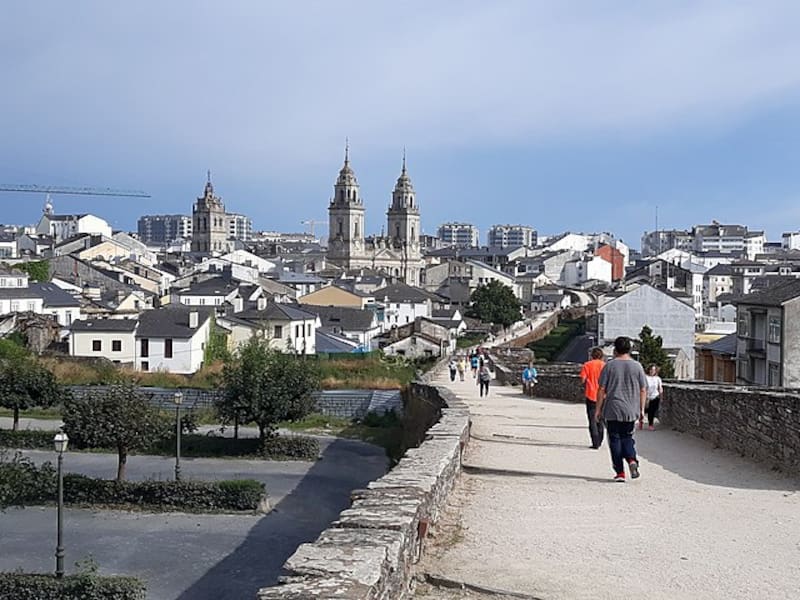 Las personas pueden recorrer la muralla romana de Lugo. (Fuente: Wikimedia Commons)