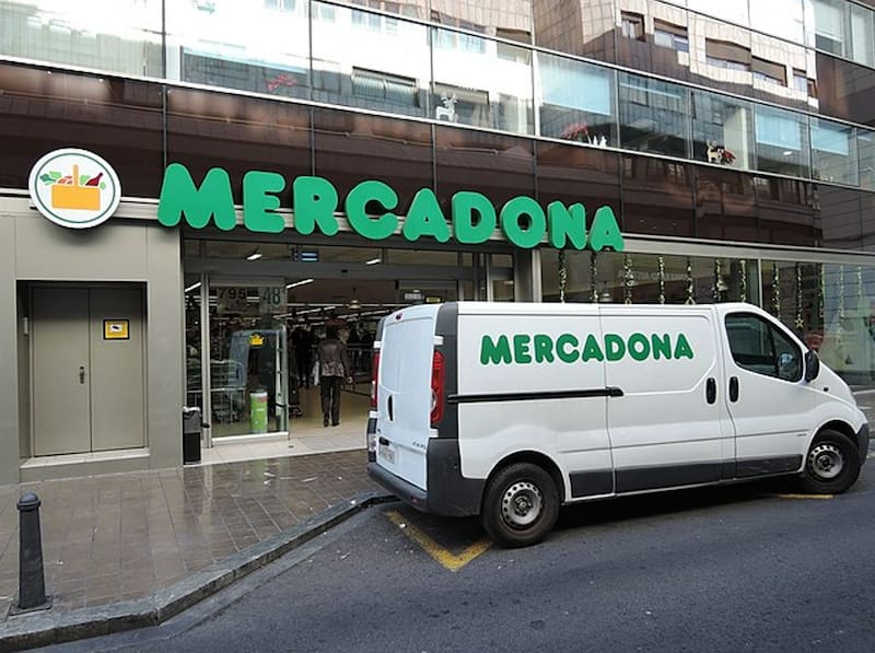 El Tribunal Superior defiende a un trabajador despedido por pasear a su perro: Mercadona le deberá pagar una jugosa indemnización. (Fuente: Wikimedia Commons)