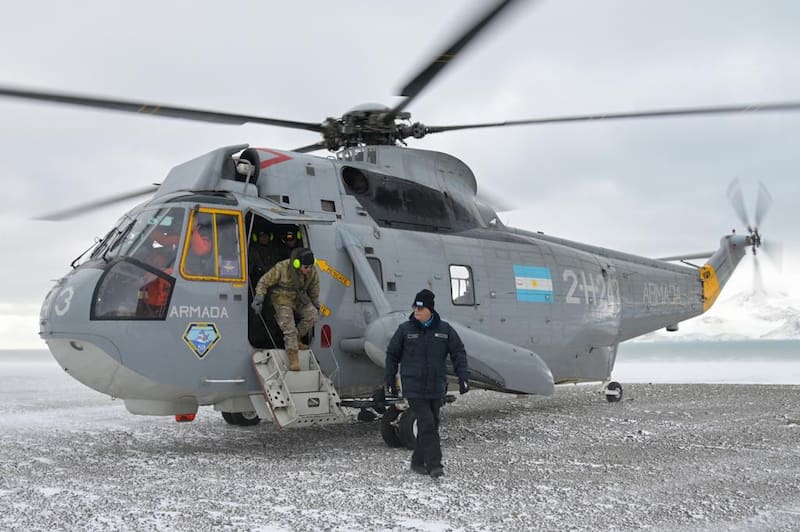 El minisytro de Defensa, Jorge Taiana, en la base de Petrel en la Antartida