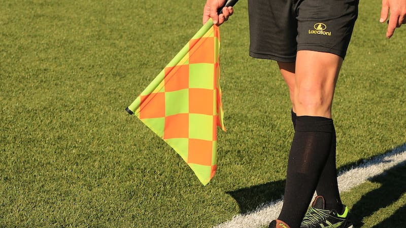 Los árbitros de fútbol suelen ser cuestionados masivamente. (Foto: Pixabay).