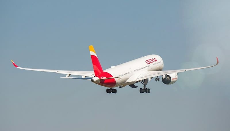 La compañía aérea Iberia anunció que ofrecerá y reducirá a 99 euros el precio de los billetes de avión en clase turista entre Madrid y Andalucía