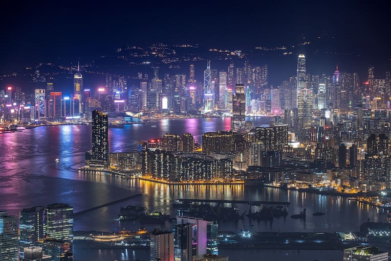 Escapadas: postal de la ciudad de Hong Kong por la noche.