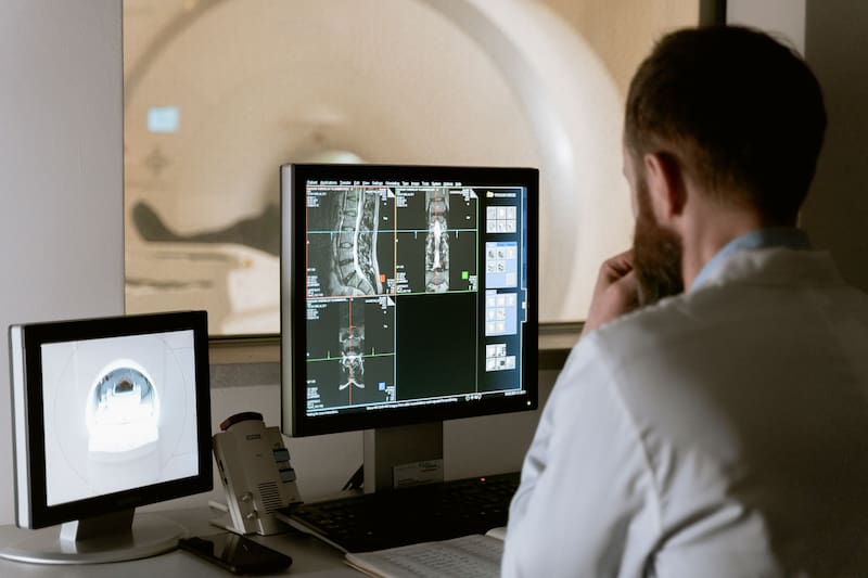 La medicina nuclear utiliza radiofármacos, compuestos con material radiactivo, para diagnosticar y tratar enfermedades. Fuente: Pexels.
