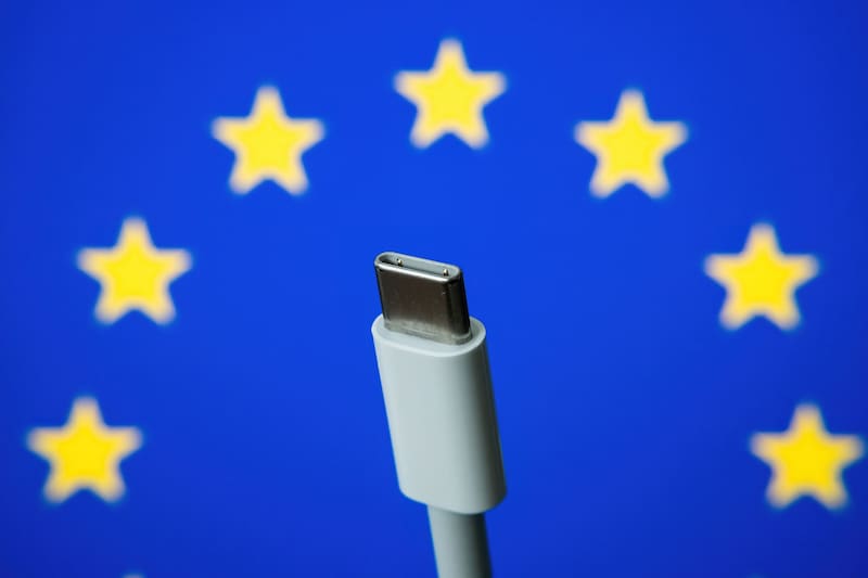 A partir del 28 de diciembre de 2024, todos los dispositivos electrónicos nuevos que se vendan en la Unión Europea deberán contar con un puerto de carga USB-C (Fuente: Shutterstock)