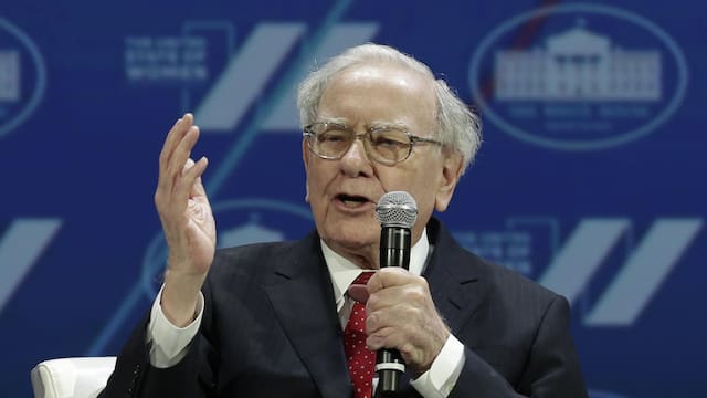 Warren Buffett dejó su cargo como presidente de Berkshire Hathaway tras más de 50 años