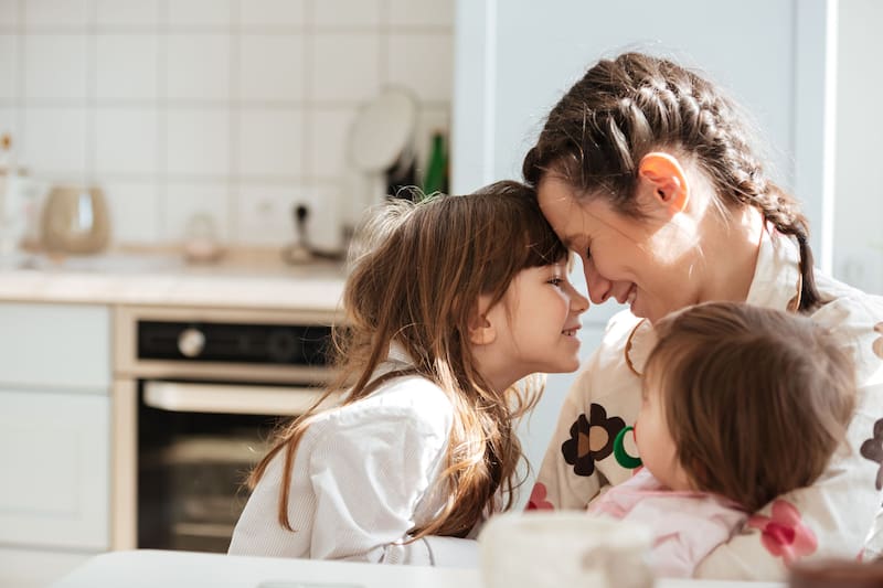 El "cheque bebé" brinda un pago mensual de 500 euros por hijo a madres menores de 30 años, a partir de la semana 21 de embarazo hasta que el niño cumpla dos años. (Imagen: Shutterstock)