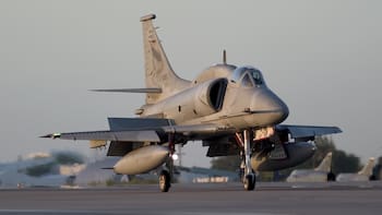 Argentina dio de baja su avión de combate más emblemático: las razones del retiro y qué viene para la Fuerza Aérea