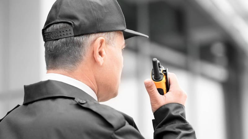 Aumento confirmado para trabajadores de seguridad: el salario mínimo ya supera los $ 1.8 millones.