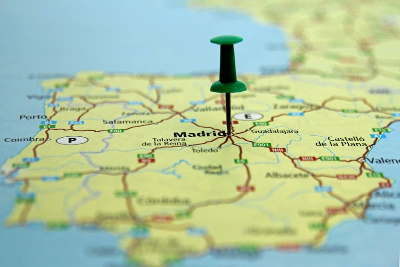 Las diferencias fiscales por comunidades hacen que esta cláusula sea más útil en regiones con baja bonificación del impuesto de sucesiones. (Fuente: Shutterstock)