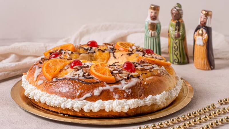 La Rosca de Reyes se come el 6 de enero y suele tener jaleas, frutas secas cristalizadas y relleno. Foto: Freepik
