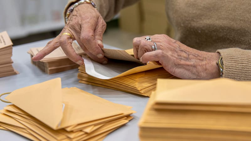 Elecciones en Extremadura: roban 124 votos por correo y 14.000 euros en una oficina de Correos.