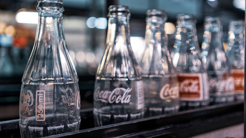 Coca-Cola renovó la imagen de sus principales presentaciones en el país. El cambio ya comenzó a verse en los supermercados (Fuente: Shutterstock).