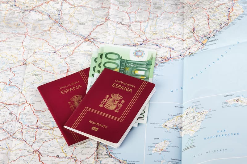 Además de la cantidad de países a los que se puede ingresar sin visa, el pasaporte español destaca por su precio (Fuente: Shutterstock)