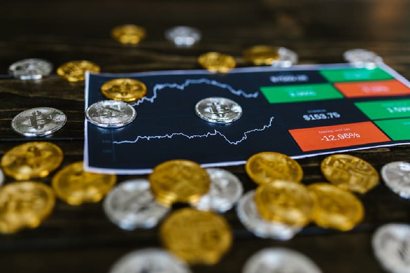 Cathie Wood también apuesta al mundo cripto con acciones de Coinbase.