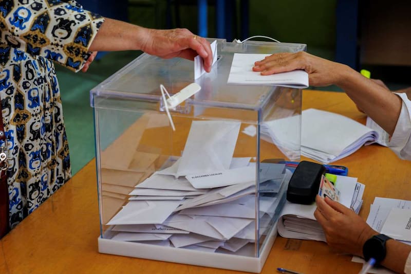 Algunos españoles tienen la posibilidad de votar a través de Correo para no tener que modificar sus planes vacacionales. Fuente: archivo.