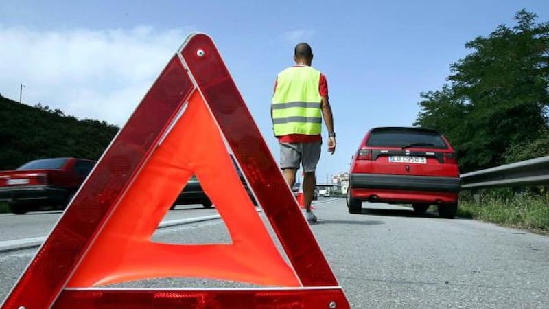 Adiós triángulos de emergencia: las cinco ventajas de las luces V16 que exige la DGT. (Imagen: archivo)