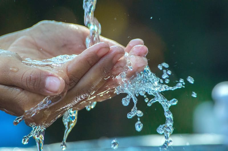 Para prevenir golpes de calor ante las altas temperaturas, se recomienda tomar mucha agua para mantener el cuerpo hidratado. (Foto: Pixabay).