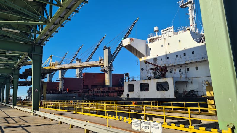 Los granos de urea se transportan, en su mayoría, en barco