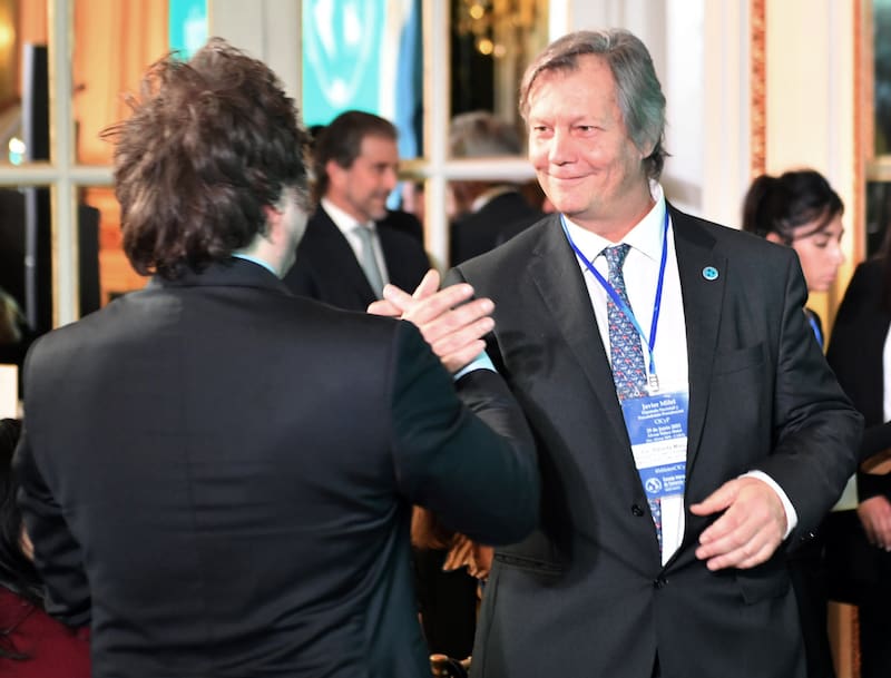 El economista y precandidato presidencial Javier Milei, se saluda con el presidente del Consejo Interamericano de Comercio y Produccion, Marcos Pereda.