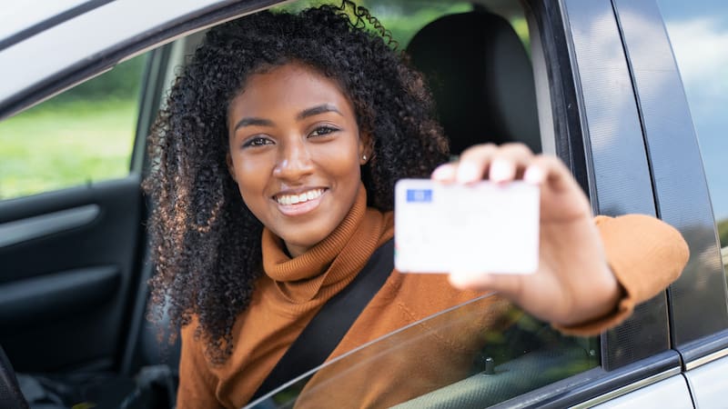 La licencia de conducir permanente evita que los ciudadanos tengan que pasar por exámenes periódicos de actualización o renovación.